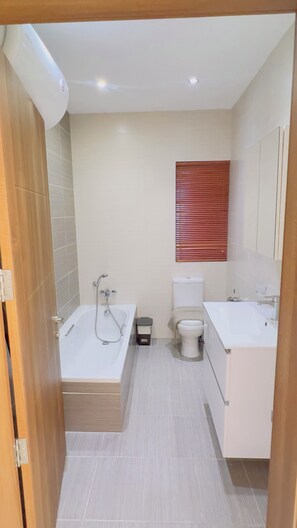 Een douche, een haardroger, een bidet, handdoeken