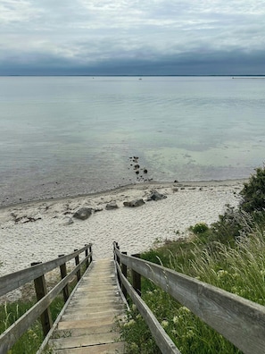 A wooden staircase leading to a beach with a view of the sea. - Summer house on nature plot near Lynæs (Hundested)