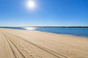 På stranden