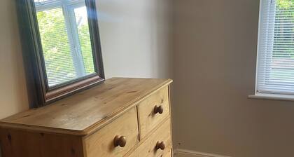 House Sleeps 7 With Garden and Parking