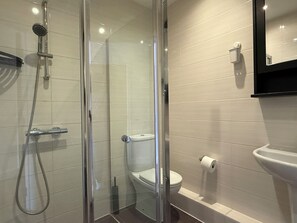 Sèche-cheveux, serviettes fournies, savon, papier toilette