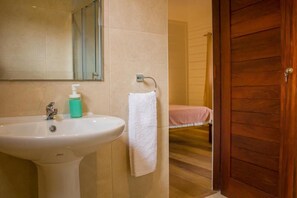 Kamar Double, balkon, pemandangan kebun | Kamar mandi | Shower, handuk, sabun, dan tisu toilet