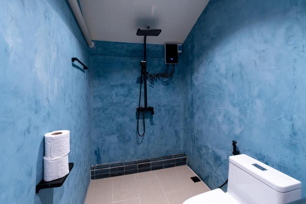Habitación doble Deluxe | Baño | Regadera, secadora de cabello, toallas, jabón 