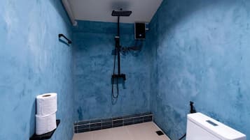 Habitación doble Deluxe | Baño | Regadera, secadora de cabello, toallas, jabón