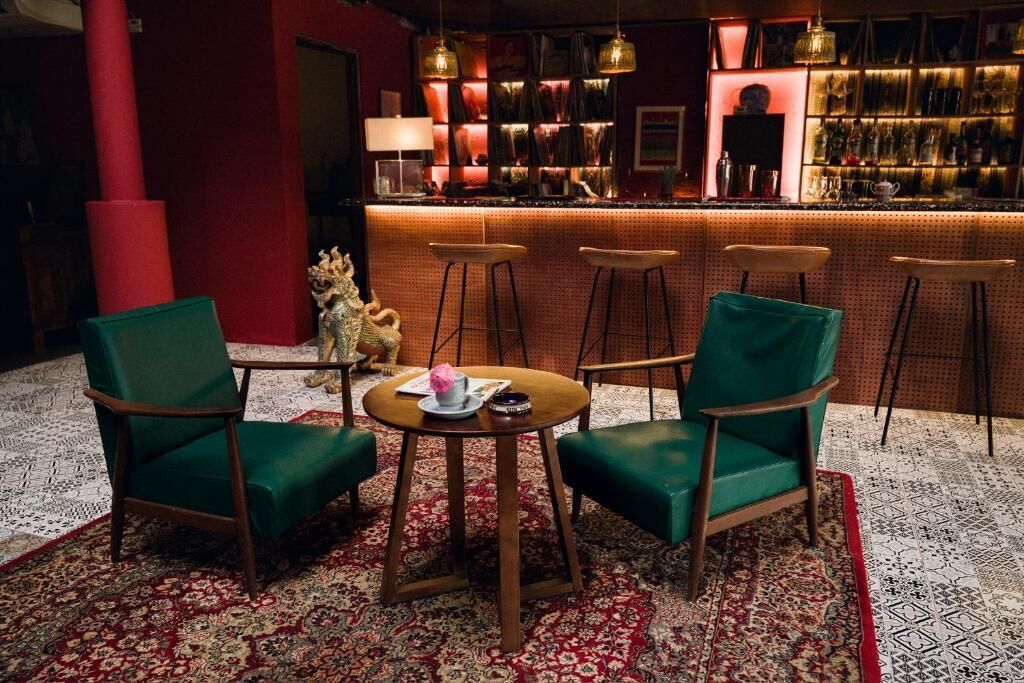 Lobby lounge