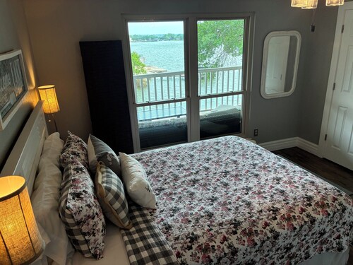 Incredible lakefront spacious house with best view in town . Sleeps 15.