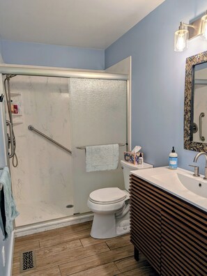 Een douche, een haardroger, handdoeken, zeep
