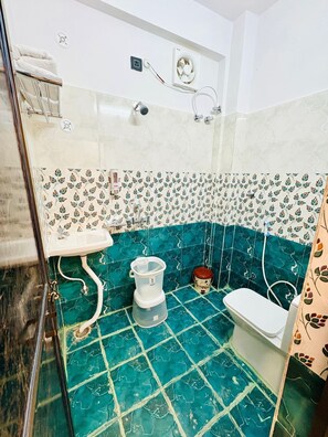 Deluxe tweepersoonskamer | Badkamer | Handdoeken, zeep, shampoo, toiletpapier