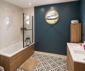 Dusche, Whirlpool, Haartrockner, Handtücher