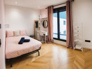 Bügeleisen/Bügelbrett, Reisekinderbett, kostenloses WLAN, Bettwäsche