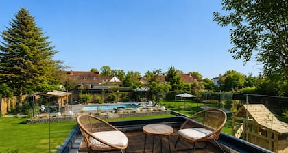 Villa dâexception avec piscine chauffĂ©e et jardin proche Paris
