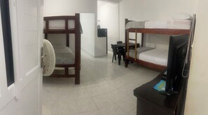 A dormitory room with bunk beds, a desk, a chair, a fan, and a television. - Apart gaviotas #5 ( minimum 4 and maximum 6 guests) (San Andrés)