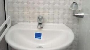 Dusche, Handtücher, Seife, Toilettenpapier
