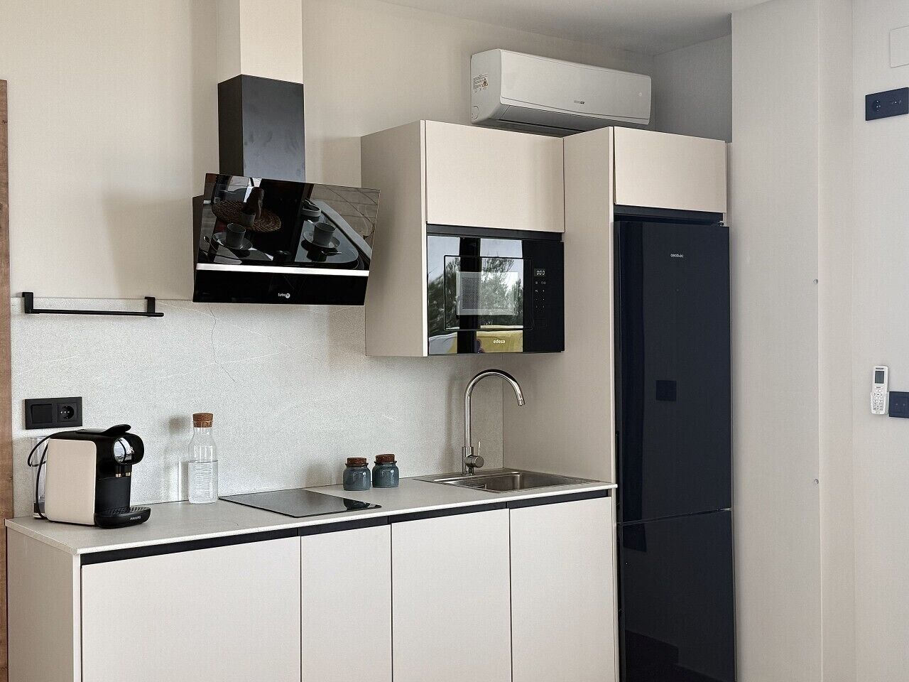 Kühlschrank, Mikrowelle, Ofen, Geschirrspüler