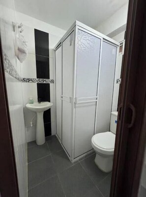 Doccia, asciugamani, sapone, carta igienica