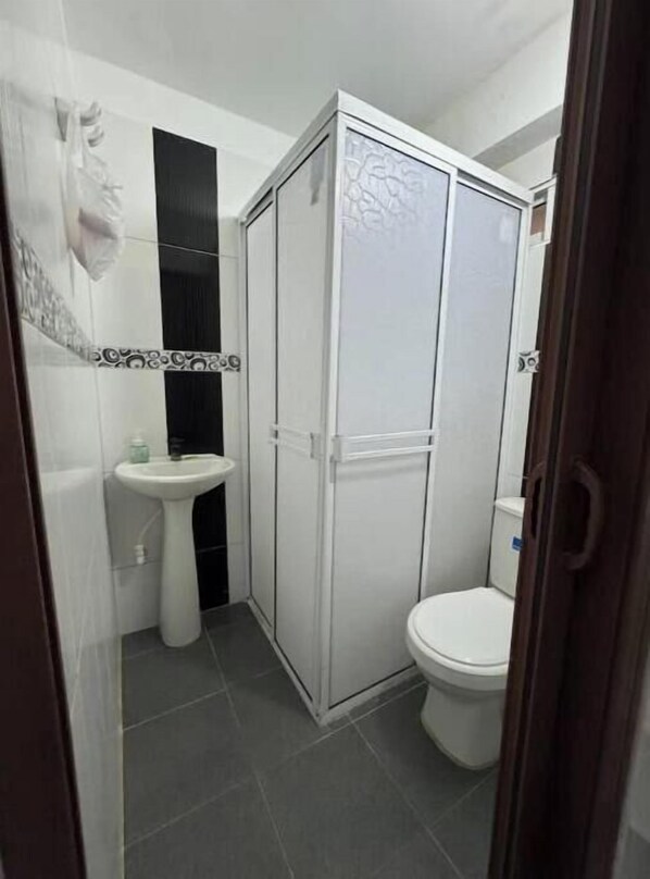 Dusche, Handtücher, Seife, Toilettenpapier
