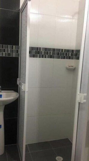Douche, sèche-cheveux, serviettes fournies, savon