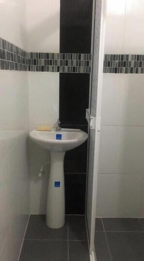 Doccia, asciugacapelli, asciugamani, sapone