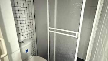 Douche, sèche-cheveux, serviettes fournies, savon