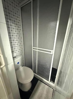 Douche, sèche-cheveux, serviettes fournies, savon
