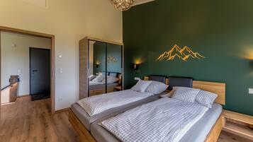 Een bureau, gratis wifi, beddengoed