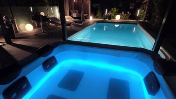 Piscina a l'aire lliure i piscina climatitzada