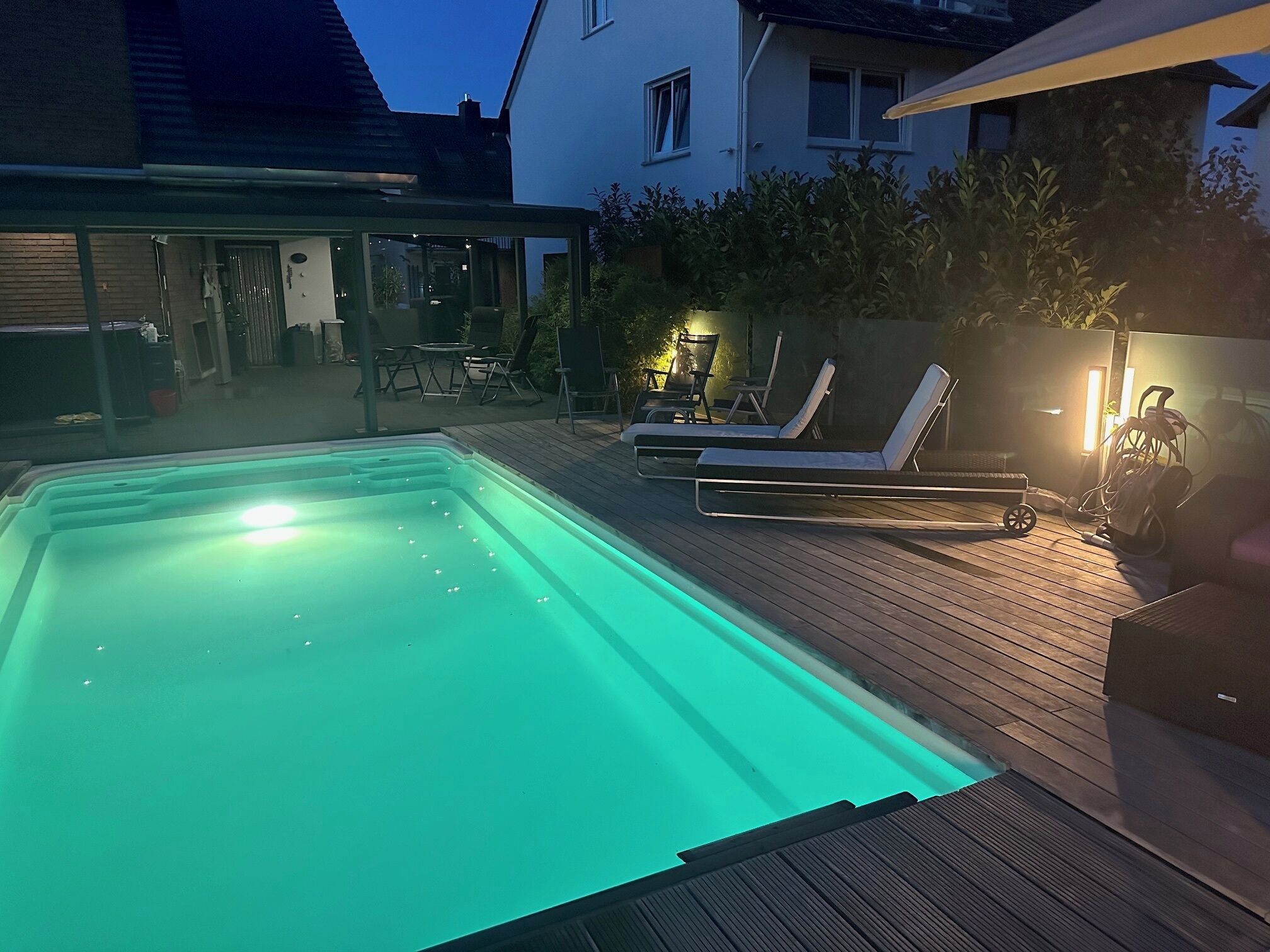 Una piscina al aire libre, una piscina climatizada