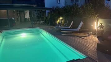 Una piscina al aire libre, una piscina climatizada