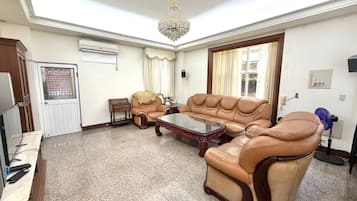 Basic House, City View | Living area