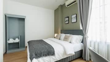 In-room safe, laptop workspace, iron/ironing board, free WiFi