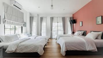 Superior-Vierbettzimmer, Stadtblick | Zimmersafe, laptopgeeigneter Arbeitsplatz, Bügeleisen/Bügelbrett