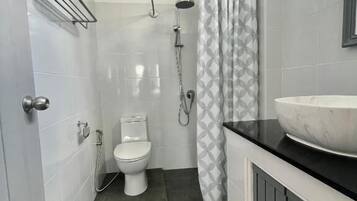 Superior Quadruple Room, City View | Bathroom