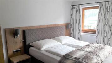 Standard-Doppel- oder -Zweibettzimmer, Balkon, Bergblick | Zimmersafe, schallisolierte Zimmer, kostenloses WLAN