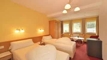 Quarto triplo standard, sacada, vista para a montanha | Cofres nos quartos, quartos à prova de som, Wi-Fi de cortesia