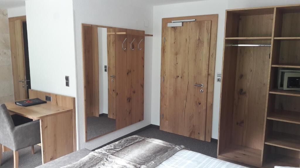 Quarto casal ou duplo standard, sacada, vista para a montanha | Cofres nos quartos, quartos à prova de som, Wi-Fi de cortesia
