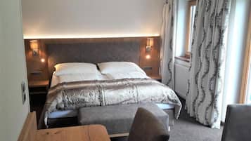 Standard-Doppel- oder -Zweibettzimmer, Balkon, Bergblick | Zimmersafe, schallisolierte Zimmer, kostenloses WLAN
