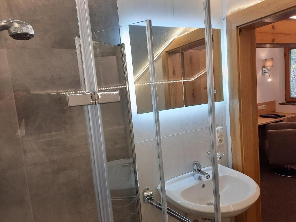 Standard-Einzelzimmer, Bergblick | Badezimmer | Hausschuhe
