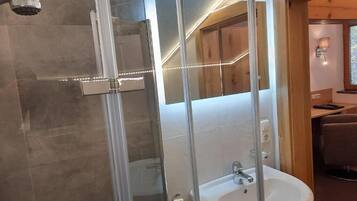 Standard-Einzelzimmer, Bergblick | Badezimmer | Hausschuhe