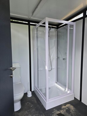 Douche, sèche-cheveux, serviettes fournies, papier toilette