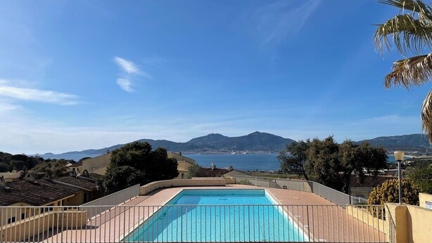 A swimming pool with a view of the sea and mountains. - Charming 2-room apartment with magnificent sea view (Grosseto-Prugna)