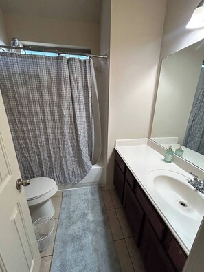Shower, hair dryer, towels, soap - Cozy Cedar Hill Retreat (Cedar Hill)