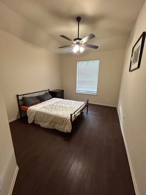 4 bedrooms, iron/ironing board, free WiFi, bed sheets - Cozy Cedar Hill Retreat (Cedar Hill)