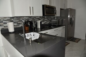 Private kitchen - 3-bedroom, 2 bathroom Apartment in Bodden Town (Bodden Town)