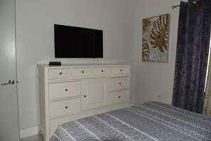 Room - 3-bedroom, 2 bathroom Apartment in Bodden Town (Bodden Town)