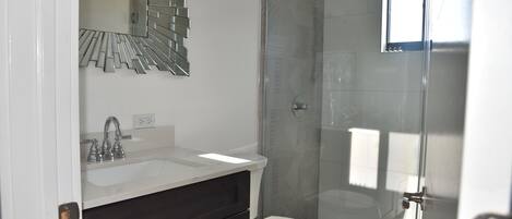Douche, serviettes fournies, savon, papier de toilette