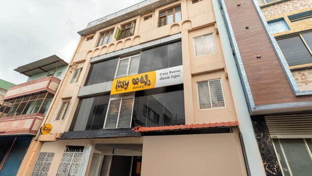 A building with a sign for 'Cozy Retreat Hotels.' - Itsy Hotels Cozy Retreat - Near Mysore Palace & Zoo (Mysore)