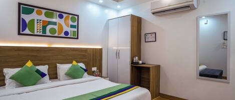 Standard Double Room | Desk, iron/ironing board