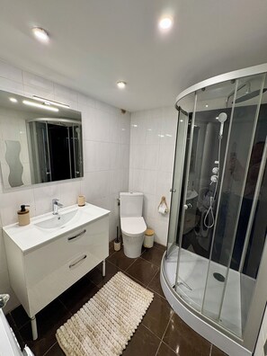 Shower, hair dryer, towels, soap - La belle vie - Village house 3 bedrooms -Sete Pointe courte (Sète)