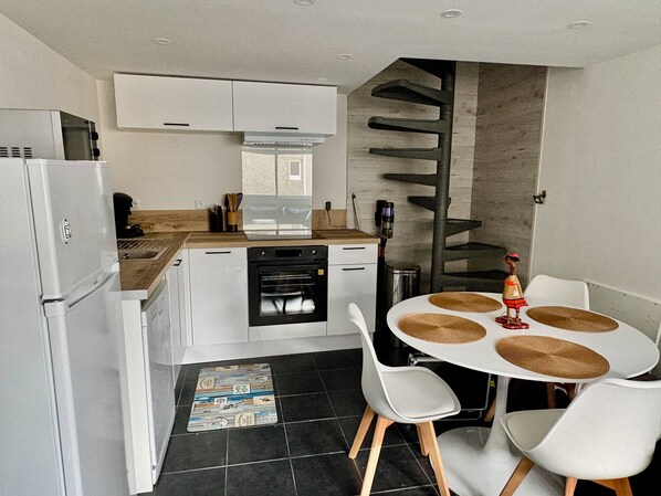 Private kitchen - La belle vie - Village house 3 bedrooms -Sete Pointe courte (Sète)