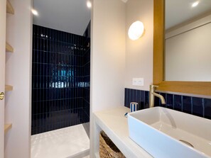 Douche, sèche-cheveux, serviettes fournies, savon